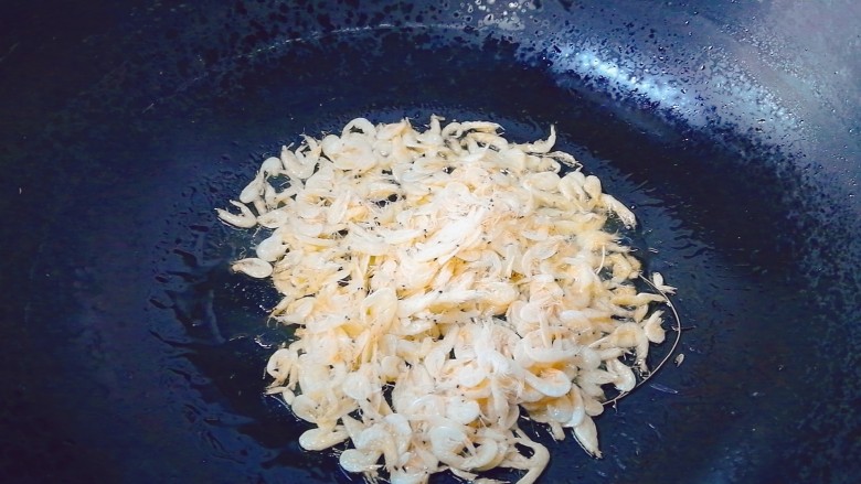 韭菜鸡蛋饼,虾皮用热油炒香