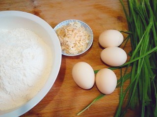 韭菜鸡蛋饼,准备好面粉，虾皮，鸡蛋，韭菜