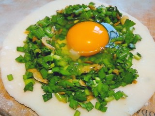 韭菜鸡蛋饼,鸡蛋打在中间的位置