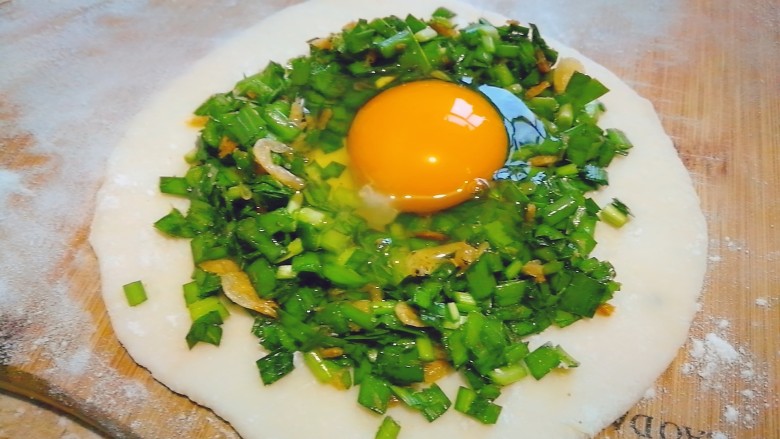 韭菜鸡蛋饼,鸡蛋打在中间的位置