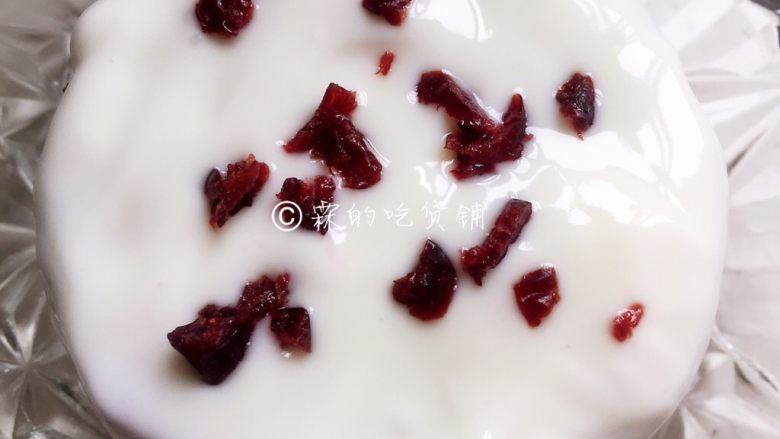 酸奶紫薯泥,还可以在酸奶上撒一些切碎的蔓越莓。