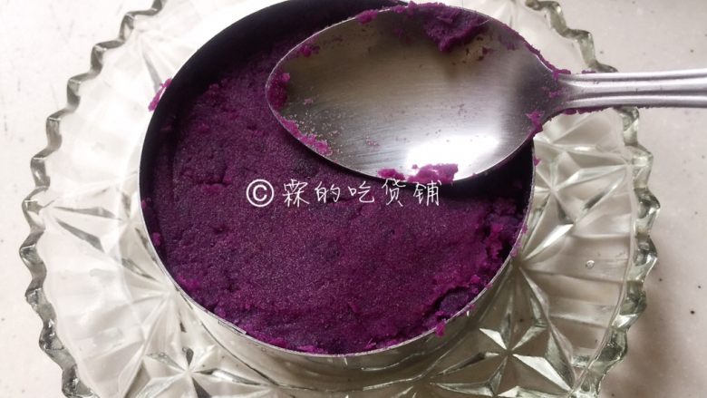 酸奶紫薯泥,把紫薯泥倒入，用勺子背按平表面。