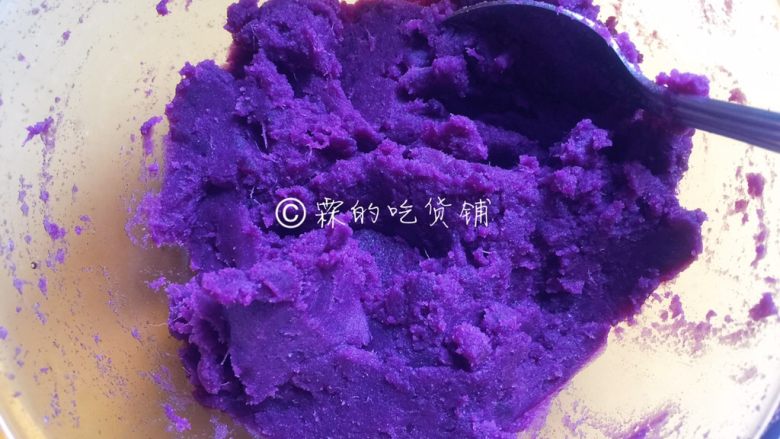 酸奶紫薯泥,一起按压，搅拌成泥。