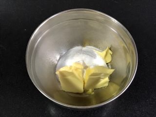 百香果磅蛋糕,黄油一定要软化到位，加入糖粉。