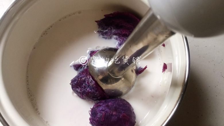 紫薯奶昔,用搅拌棒或者破壁机或者榨汁机。