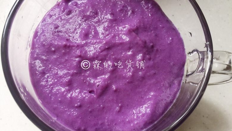 紫薯奶昔,搅打成泥。