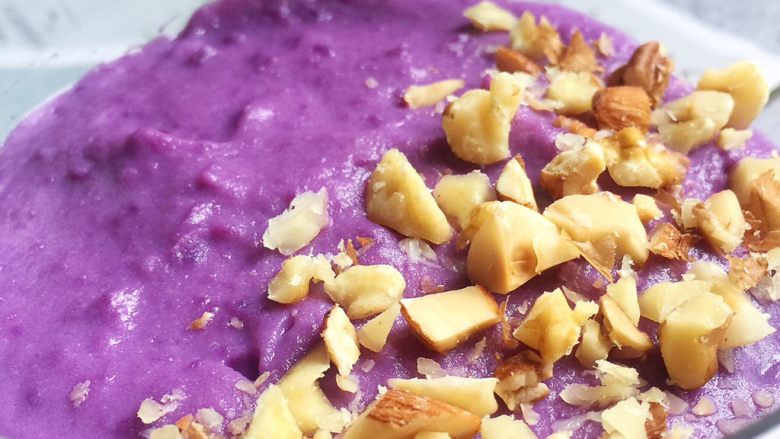 紫薯奶昔,可在表面上，撒上一些坚果碎。