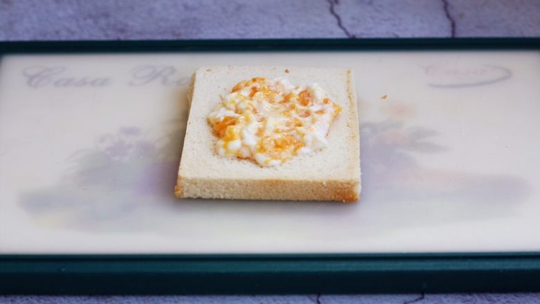 芒果酸奶三明治,将适量的芒果酸奶涂抹在吐司切片中间，四周留2cm的空白边。