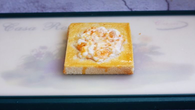芒果酸奶三明治,将鸡蛋液刷在四周空白处。