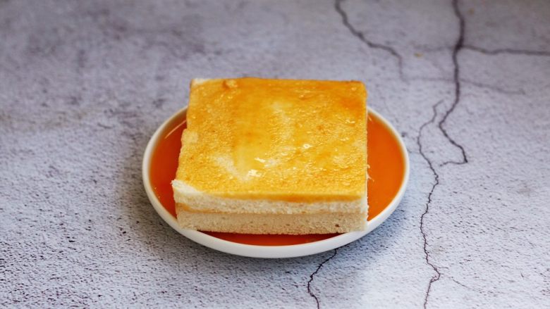 芒果酸奶三明治,将芒果酸奶三明治的两面都蘸上蛋液。