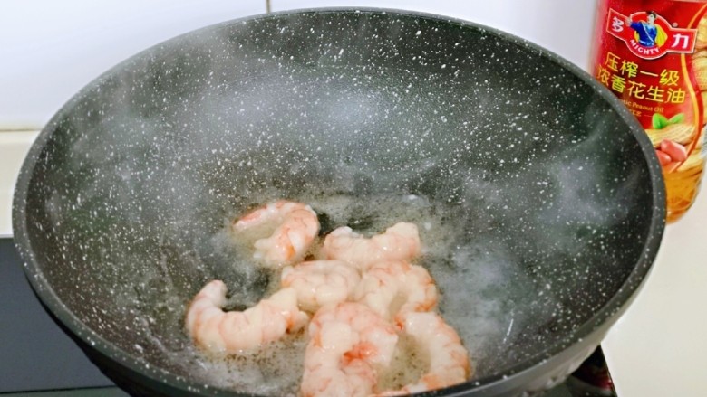 好吃到舔盘子的～金牌虾仁炒面筋,起锅，加入花生油，再加入腌制好的虾仁，翻炒变色盛出备用。