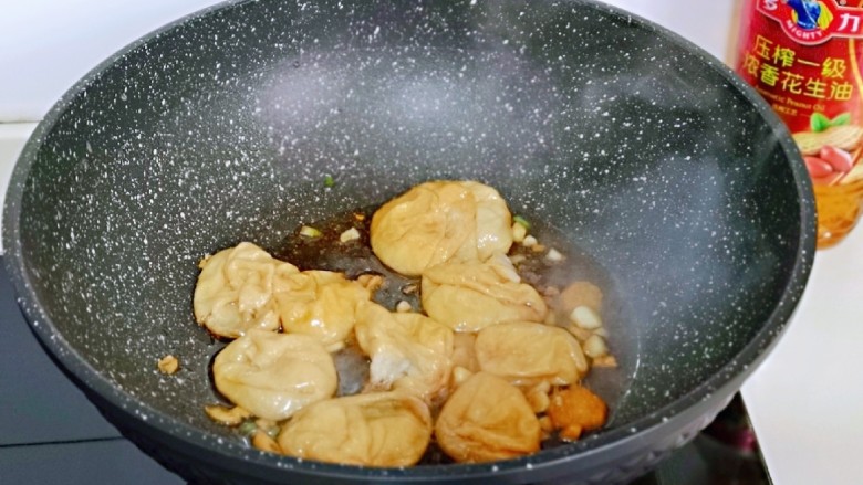 好吃到舔盘子的～金牌虾仁炒面筋,加入焯水的油面筋。