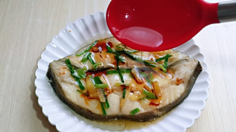 清蒸比目鱼～营养又健康,锅中加入少许食用油烧热后淋在鱼上。
