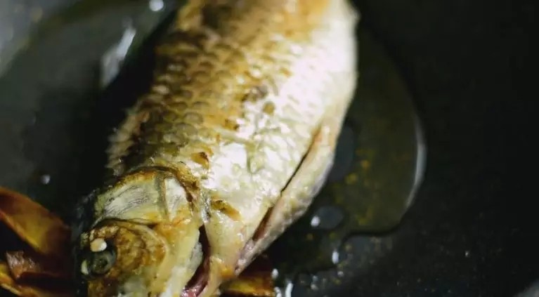 教你“葱烧鲫鱼”的做法,非常美味的家常菜,放入鲫鱼，转小火煎至两面金黄、酥松