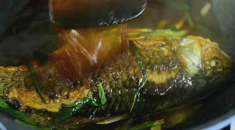 教你“葱烧鲫鱼”的做法,非常美味的家常菜,中途等汤汁收浓，用铲子淋一些汤汁在鱼身上