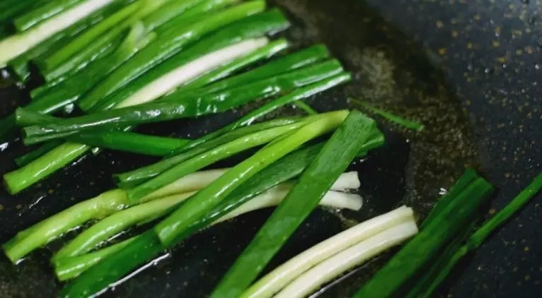 教你“葱烧鲫鱼”的做法,非常美味的家常菜,锅中留底油，放入小葱煸炒出香气
