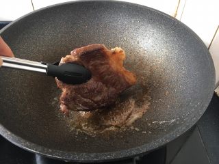 红酒黑胡椒牛排,最后用夹子夹住板腱牛排将侧面略微煎一下即可出锅。