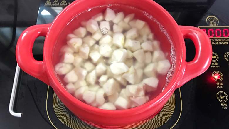 荸荠苹果糖水,把切好的荸荠放入砂锅中，加入适量水。