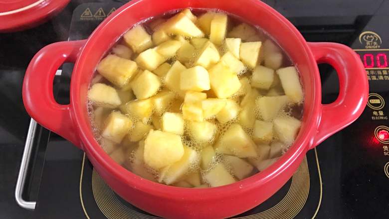 荸荠苹果糖水,把切好的苹果放入砂锅中，和荸荠拌匀后煮2分钟就可以熄火。