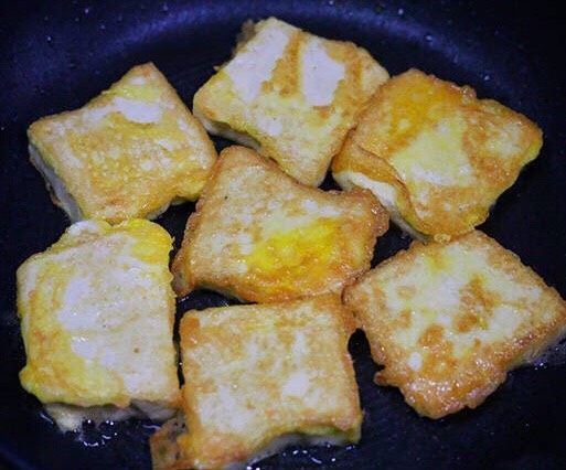 鸡蛋豆腐羹,锅里热油，把豆腐放入锅内小火煎直两边金黄