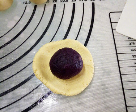 花式蒸南瓜,每个南瓜面团包入一个紫薯球；