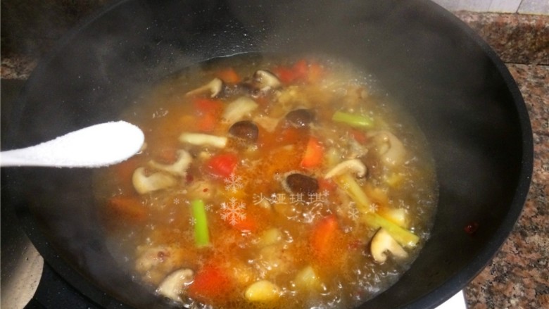 四宝烧鸡翅,放入适量盐，转中火煮至汤汁浓稠即可。