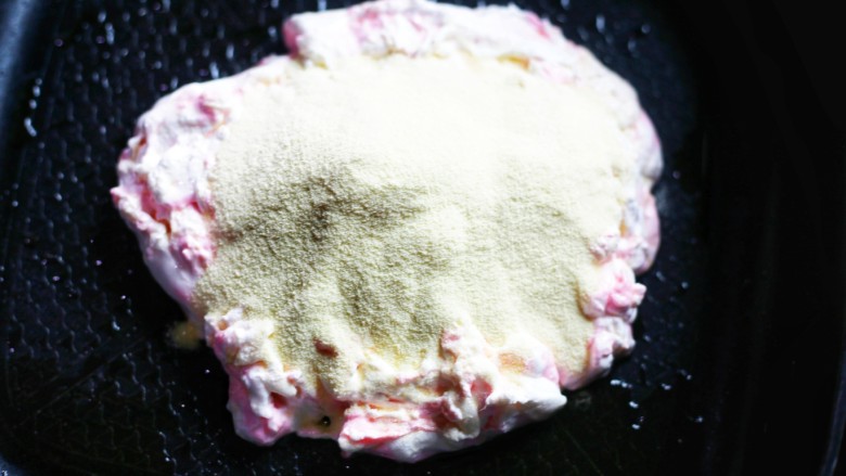 外脆里软的牛轧糖饼,加入澳优能立多G4奶粉。
