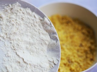 香酥绿豆饼,同步加入面粉，搅拌均匀和成面团。