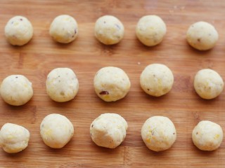 香酥绿豆饼,把揉成的团分成大小均等的圆球。