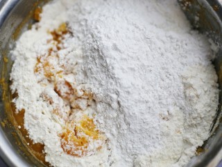 软糯香甜的红薯夹心饼,同步加入糯米粉搅拌均匀揉成面团。