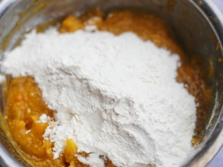 软糯香甜的红薯夹心饼,分多次加入面粉。