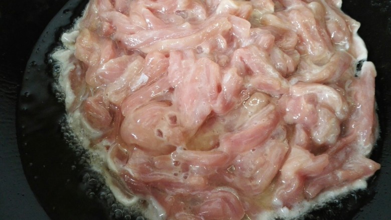 #猪里脊#京酱肉丝,放入腌制的肉丝