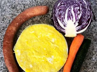 五彩黑拉皮,准备原材料紫甘蓝、胡萝卜、黄瓜、香肠、鸡蛋打散摊成蛋皮备用