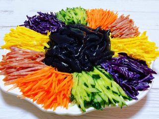 五彩黑拉皮,切好的蔬菜丝和蛋皮依次摆入盘中形成花环状