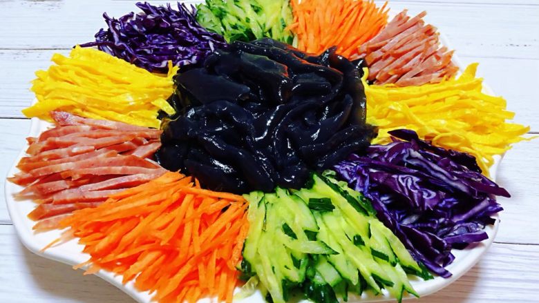 五彩黑拉皮,切好的蔬菜丝和蛋皮依次摆入盘中形成花环状