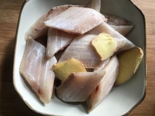 红烧带鱼,带鱼去头尾去内脏洗净切段，加适量的料酒和姜片，腌制20分钟