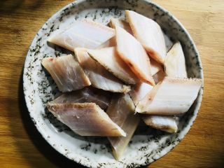 红烧带鱼,腌制好的带鱼用厨房用纸吸干水份备用