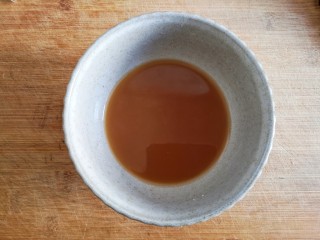 鱼香杏鲍菇,调一碗鱼香汁。鱼香汁的调配方法有很多种，各家都有自己独到的调配方法。但是你要记住，调配鱼香汁最关键的就是掌握好酱油、醋和白糖这三者的比例，酱油：醋：白糖：淀粉=2：2：1：0.5其它的调味料则可以依个人口味增减。