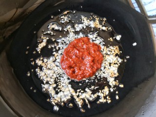 鱼香杏鲍菇,然后加入一大勺剁椒酱。