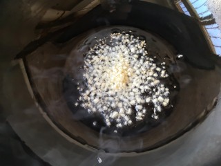鱼香杏鲍菇,锅中适量油，烧至5成热后放入蒜末，煸炒爆香。