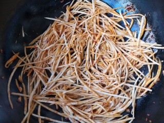 鱼香杏鲍菇,把切好的杏鲍菇丝放入炒好的剁椒酱里翻炒均匀。