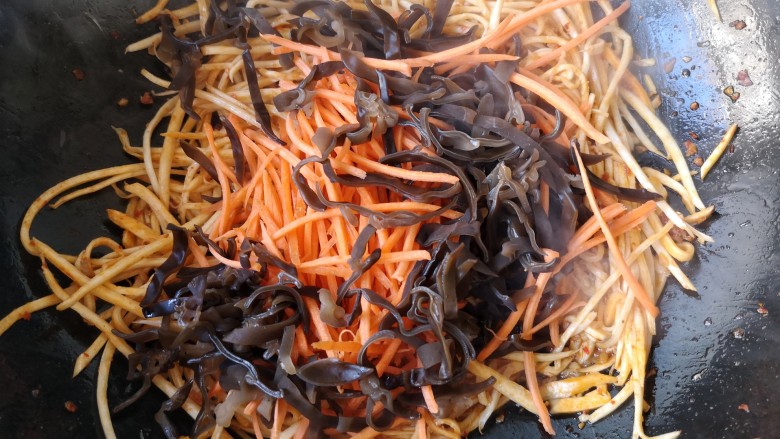 鱼香杏鲍菇,然后加入胡萝卜丝和木耳丝翻炒。