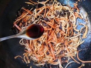 鱼香杏鲍菇,加入1点老抽酱油翻炒上色。老抽酱油一定要少加。