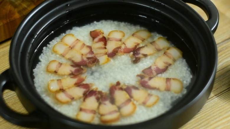 香喷喷的快手腊肉焖饭，简单易学,腊肉切薄片铺到米上。