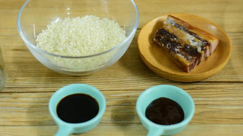 香喷喷的快手腊肉焖饭，简单易学,·食材·

【主料】：大米|腊肉

【辅料】：生抽|蚝油|糖