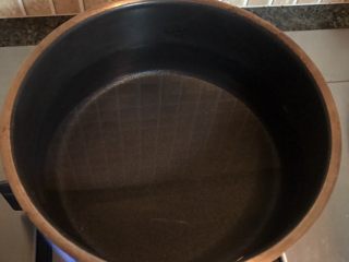 葱油汤面,锅中倒入适量清水烧开