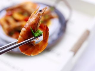 补钙又抗衰老的辣爆海虾,吃上一个超级爽歪歪，一盘上桌瞬间被秒光。