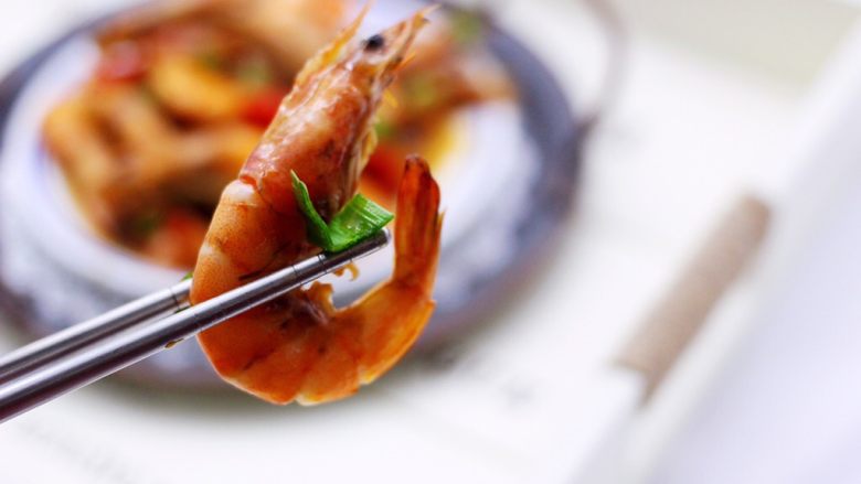 补钙又抗衰老的辣爆海虾,吃上一个超级爽歪歪，一盘上桌瞬间被秒光。