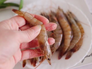 补钙又抗衰老的辣爆海虾,把海虾去虾线和虾须。