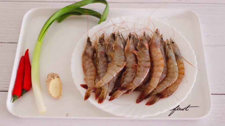补钙又抗衰老的辣爆海虾,首先备齐所有的食材。